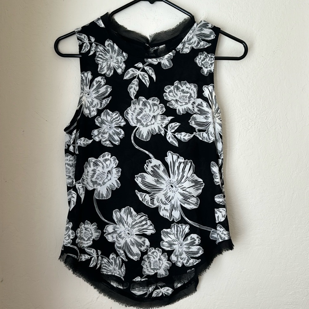 🌸 Who What Wear Black and white floral sleeveless top XS